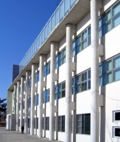 정면성과 상징성 부여를 위해 열주가 사용되고 적절한 높이에 설치된 수평처마와 유리로 된 한 층은 전통적인 파사드 구성의 현대적 변용이다.