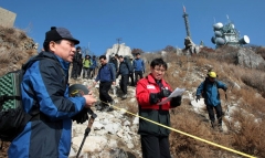 팔공산 정상 비로봉 개방에 대비해 최재덕 팔공산 자연공원관리소장(왼쪽)과 전채영 보호담당이 10일 비로봉에 올라 철책선을 둘러보고, 줄자로 등산로 주변을 실측하고 있다. 이지용기자