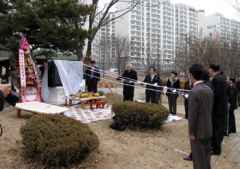 대구 달서구 파호동 삼성명가아파트 인근에서 옛 파호동 주민들이 모여 파호동 유래비 제막식을 거행하고 있다.2